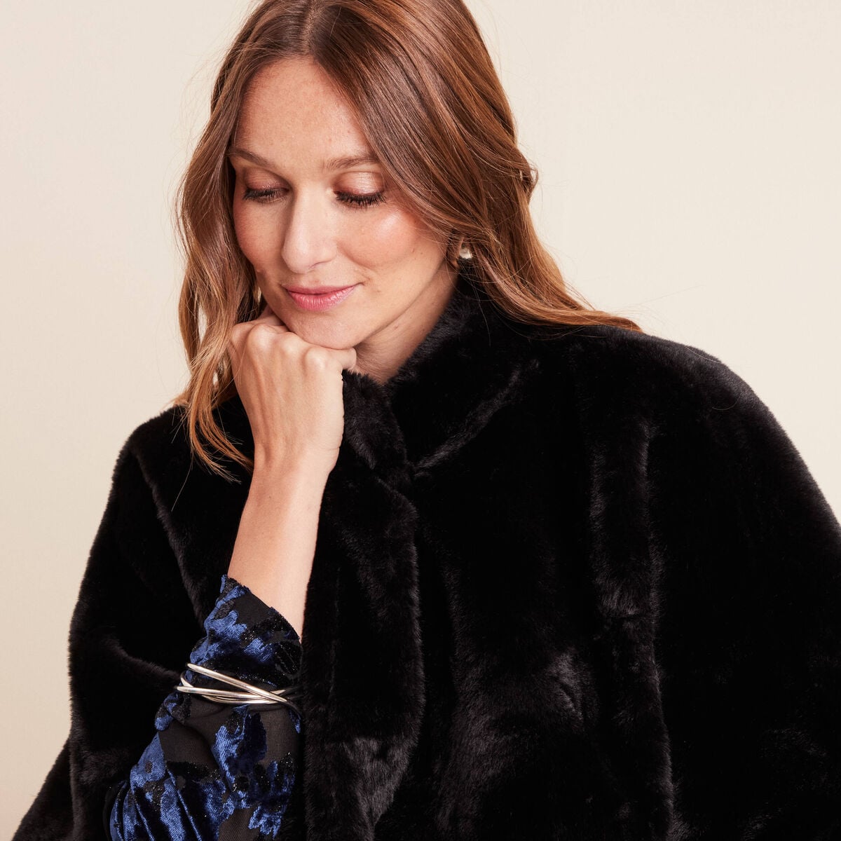 Poncho cape fausse fourrure noir femme