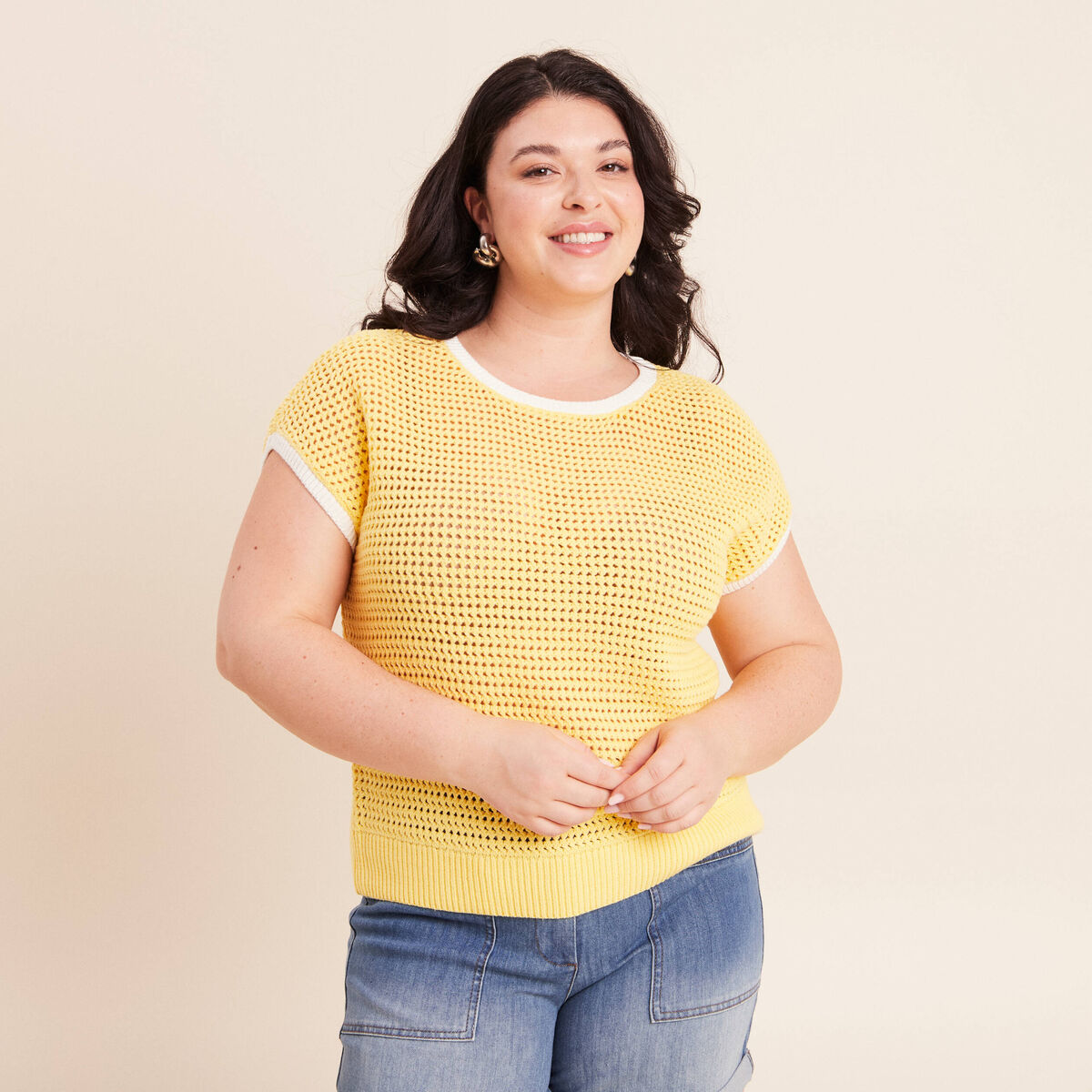 Pull ajour&eacute; sans manches col rond jaune pastel femme