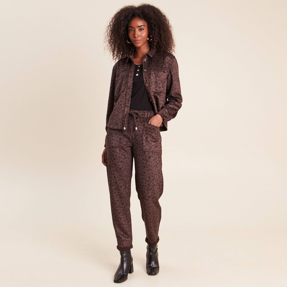 Pantalon coupe mom 7/8&egrave;me marron fonc&eacute; femme