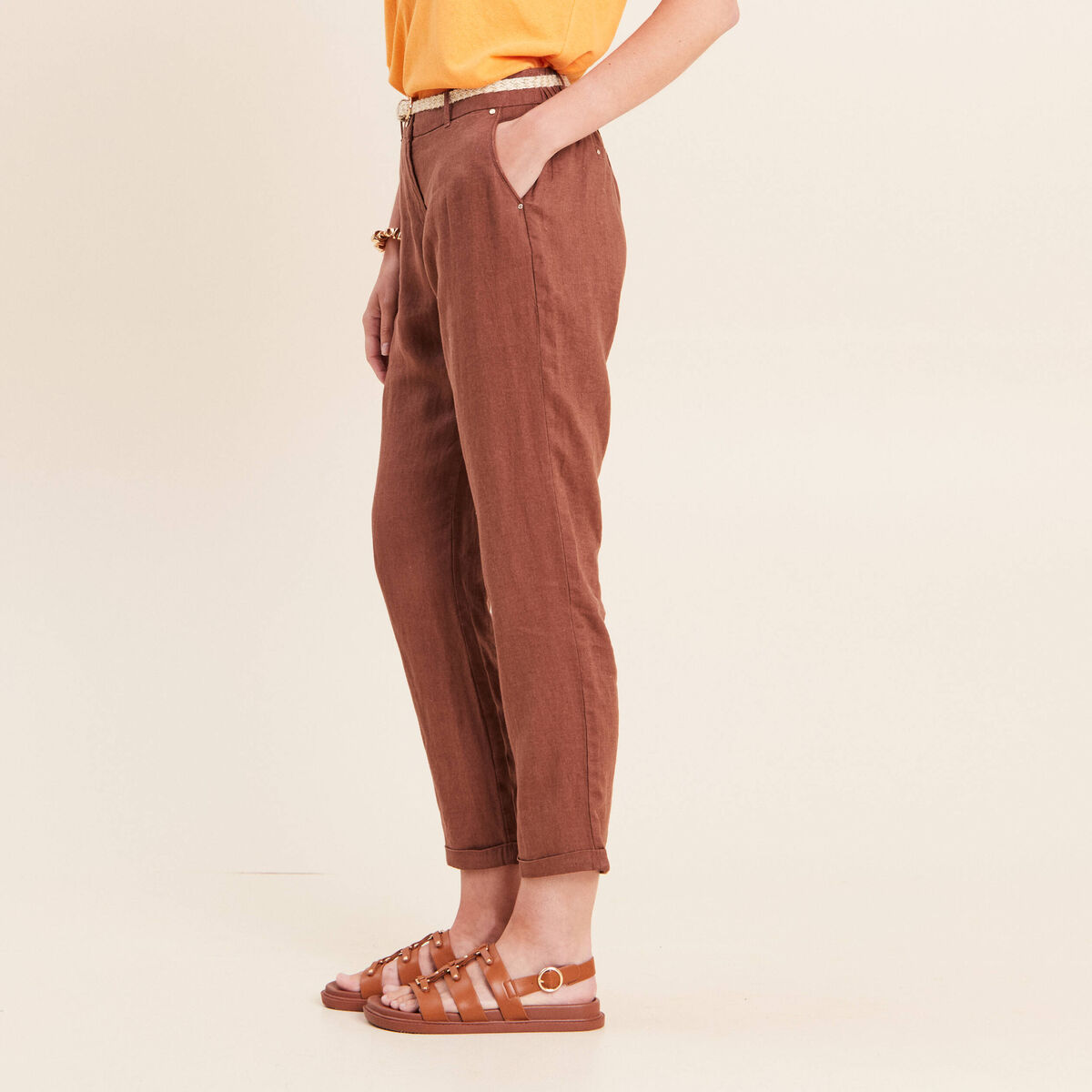 Pantalon coupe chino en lin ceintur&eacute; marron fonc&eacute; femme