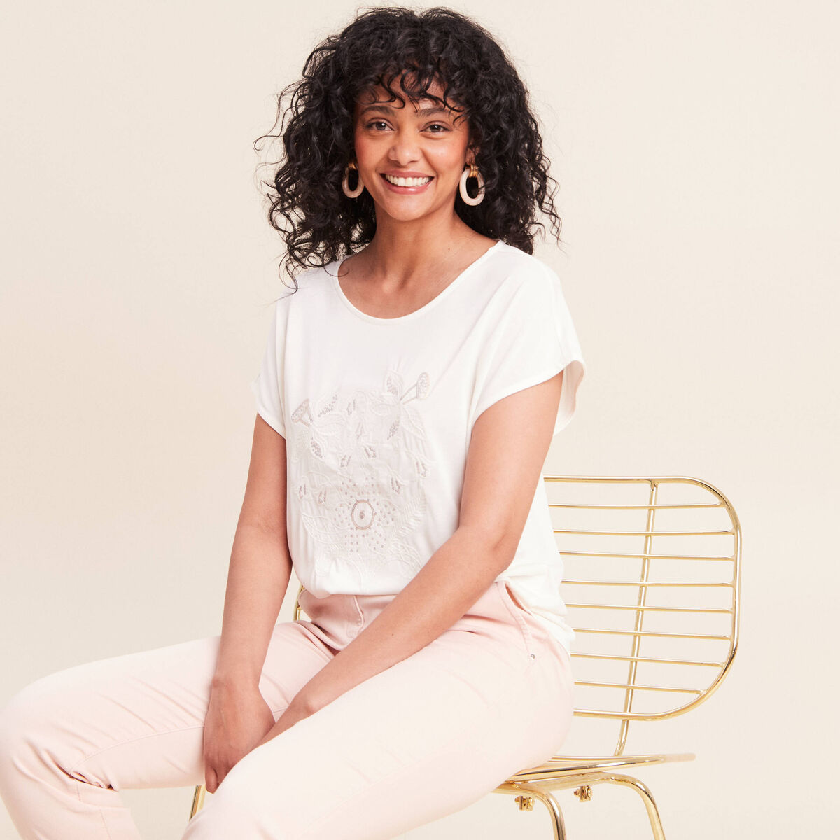 T-shirt col rond manches courtes brod&eacute; ecru femme
