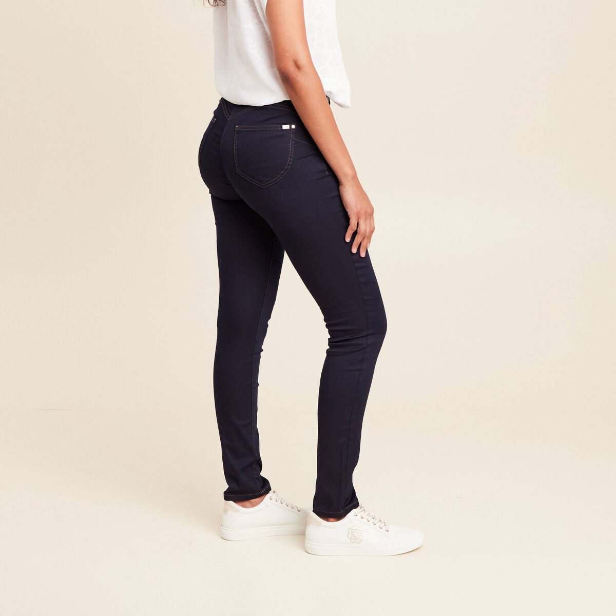 Jean magique Le L&eacute;ger coupe ajust&eacute;e long denim brut femme
