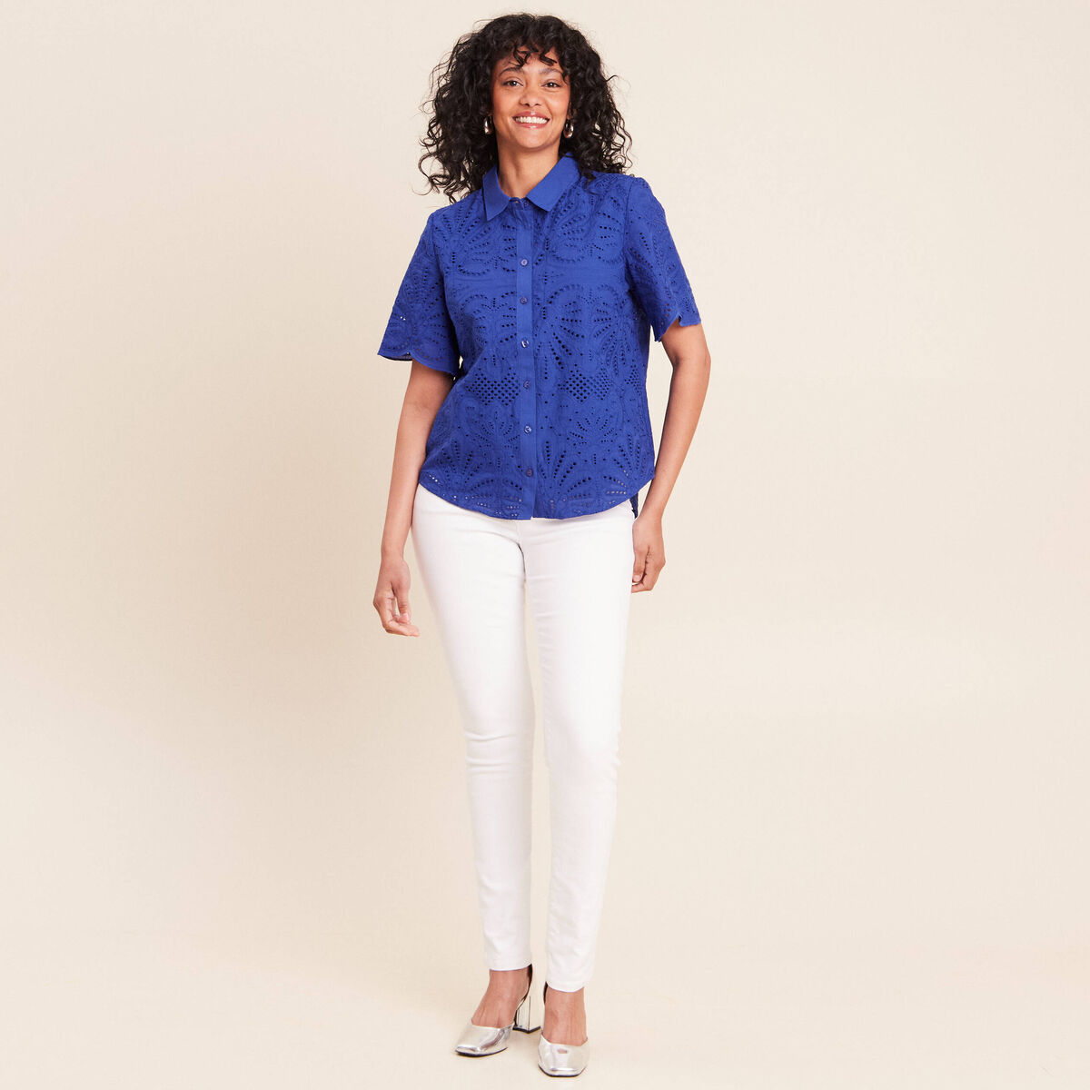 Chemise manches courtes brod&eacute;e bleu fonc&eacute; femme