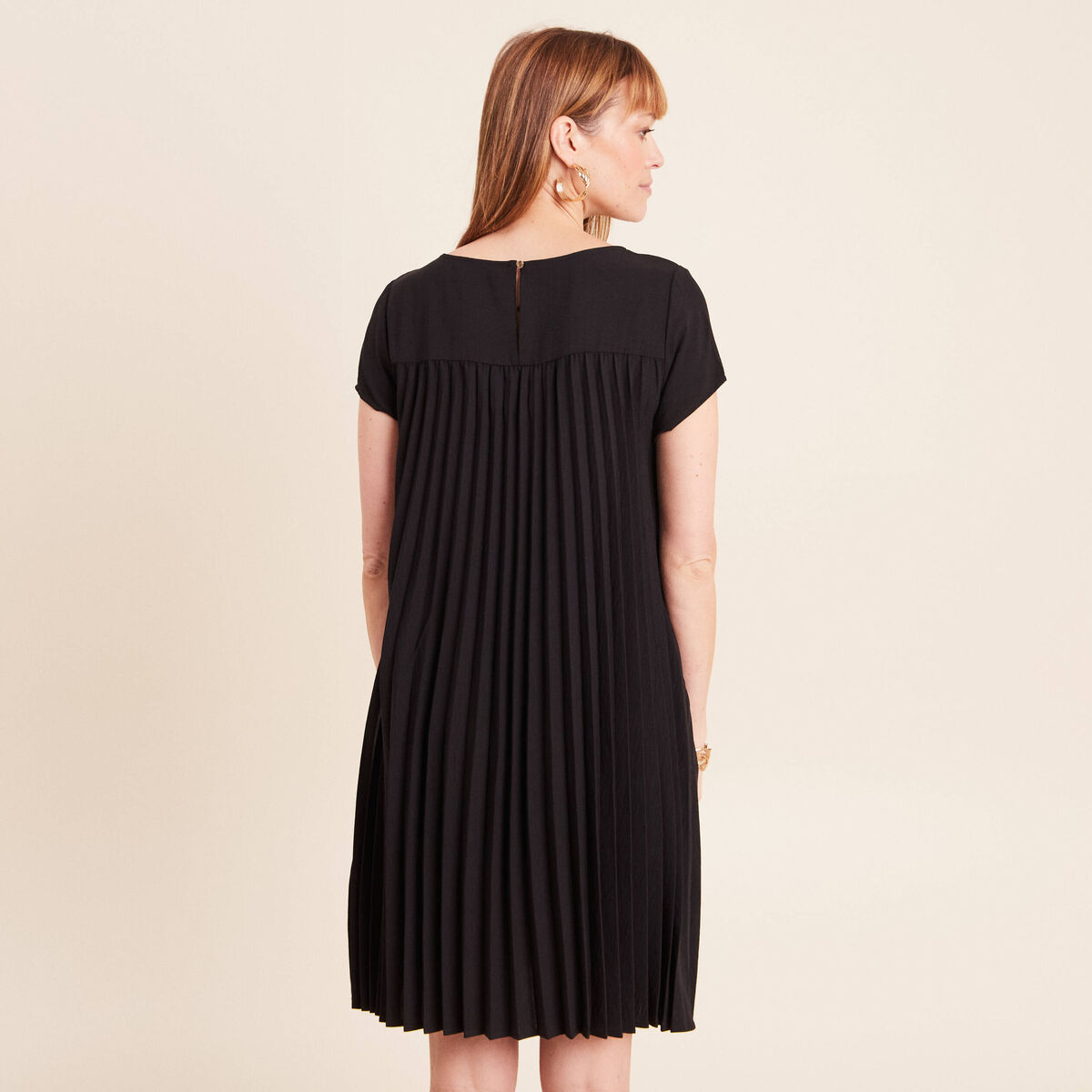 Robe courte &eacute;vas&eacute;e pliss&eacute;e col rond noir femme