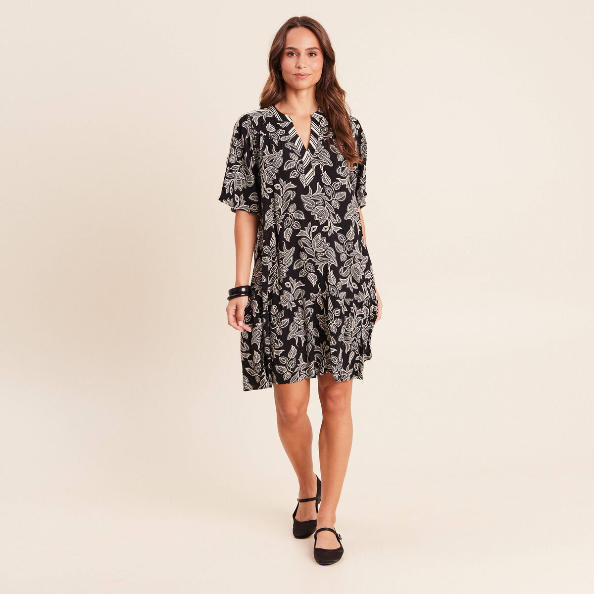 Robe courte &eacute;vas&eacute;e col tunisien noir femme