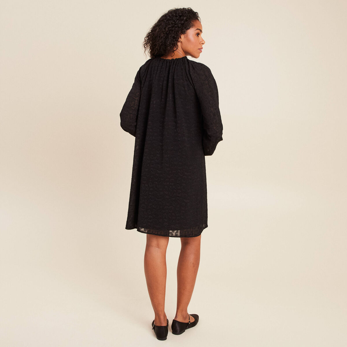 Robe courte &eacute;vas&eacute;e col v manches longues noir femme