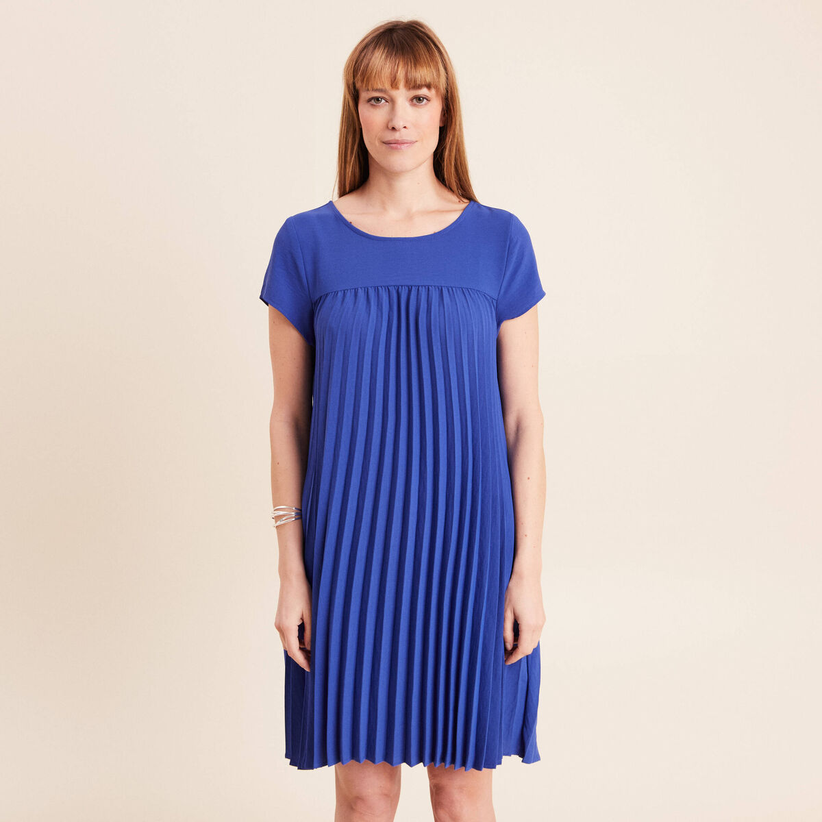 Robe courte &eacute;vas&eacute;e pliss&eacute;e col rond bleu fonc&eacute; femme