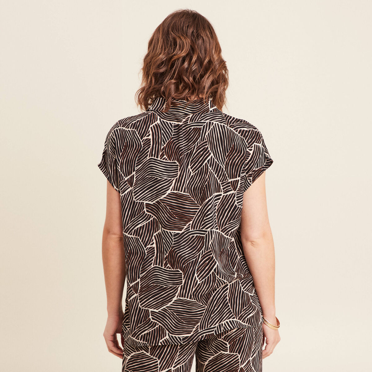 Chemise cr&ecirc;pe manches courtes noir femme