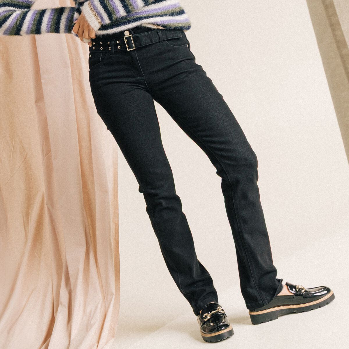 Jean droit ceintur&eacute; taille standard noir femme