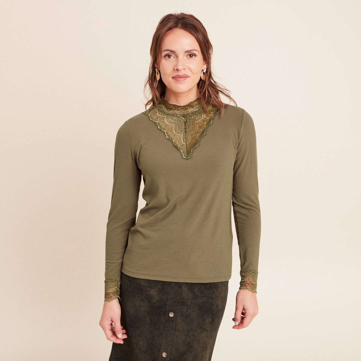 T-shirt cintr&eacute; col montant dentelle vert kaki femme