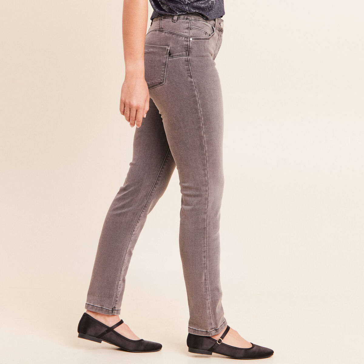 Jean coupe ajust&eacute;e long gris femme