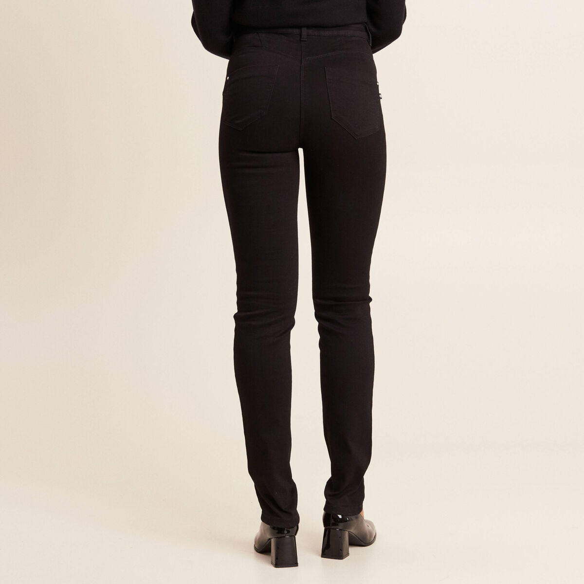 Jean ajusté taille standard long noir femme