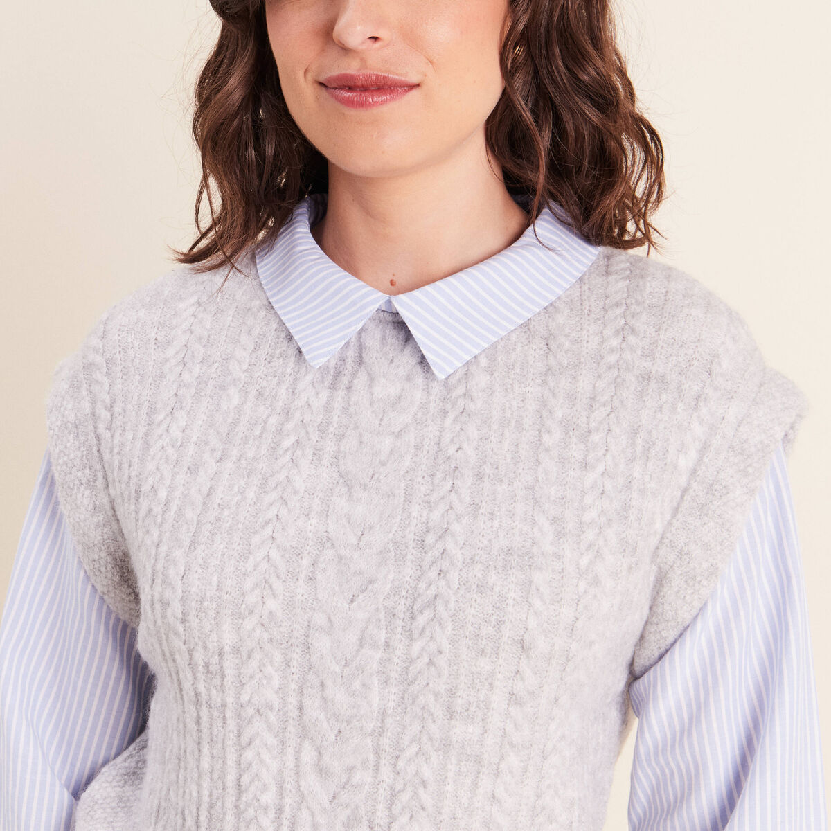Pull bi-mati&egrave;re col chemise gris clair femme