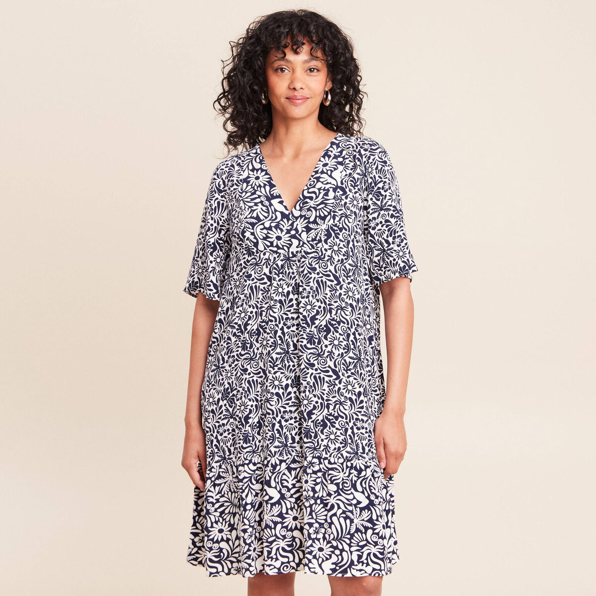Robe courte &eacute;vas&eacute;e col V bleu femme