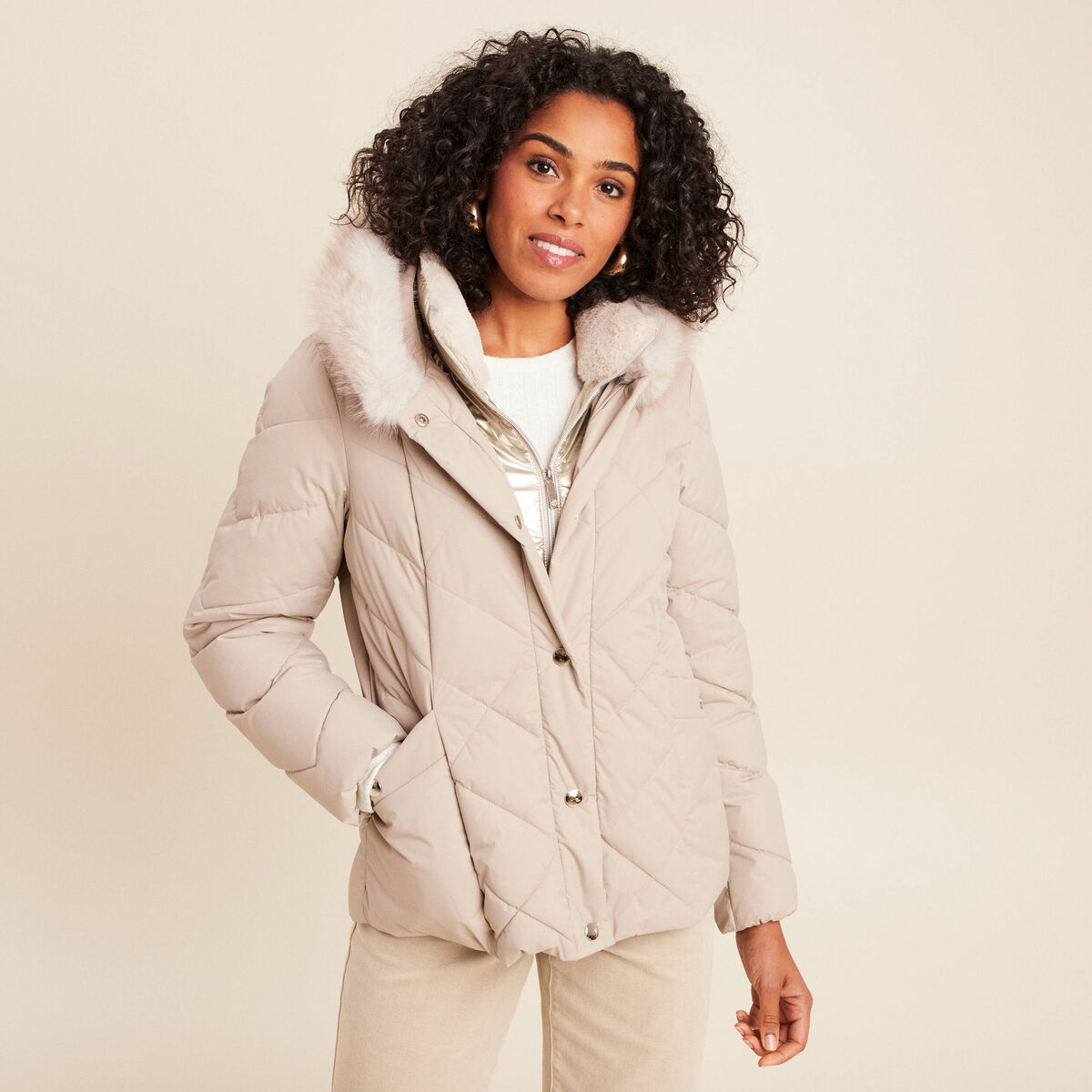 Doudoune ajust&eacute;e &agrave; capuche doubl&eacute;e beige femme