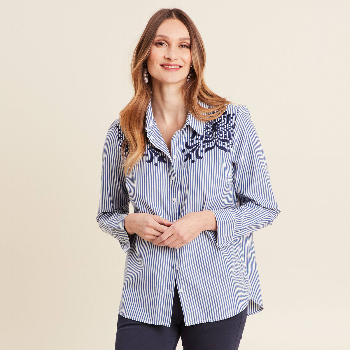 Chemise manches longues brod&eacute;e bleu femme