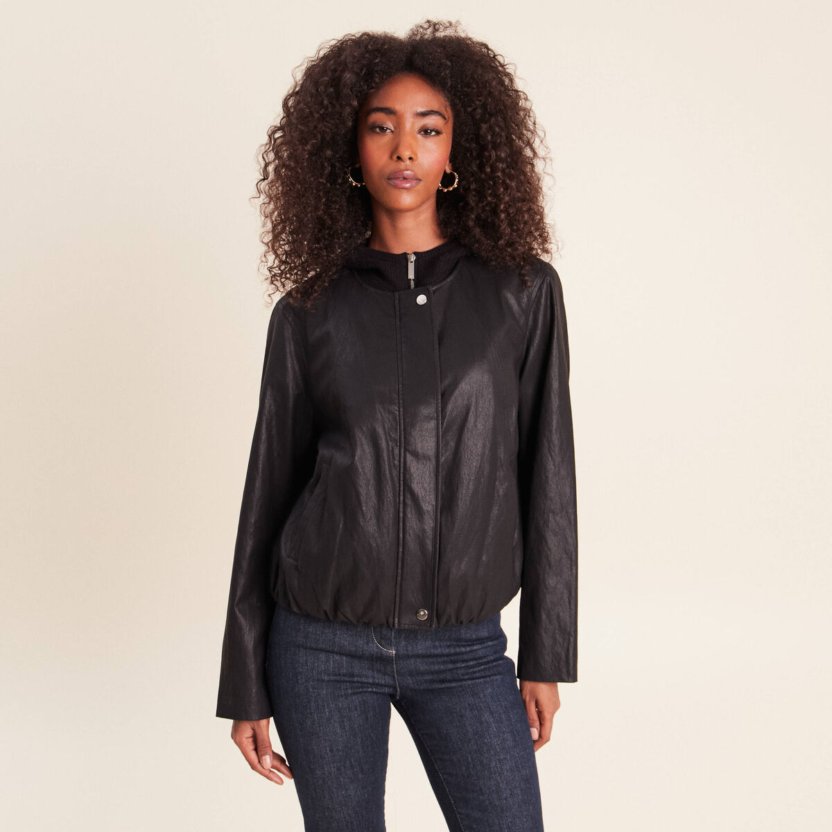 Blouson capuche bas resserr&eacute; similicuir noir femme
