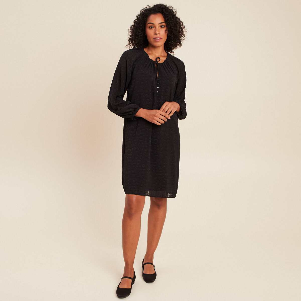 Robe courte &eacute;vas&eacute;e col v manches longues noir femme
