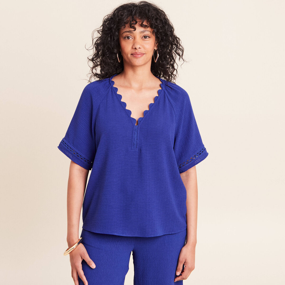 Blouse fluide col v manches courtes bleu fonc&eacute; femme