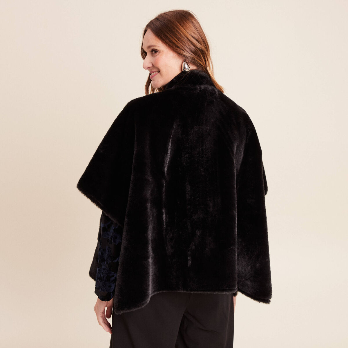 Poncho cape fausse fourrure noir femme