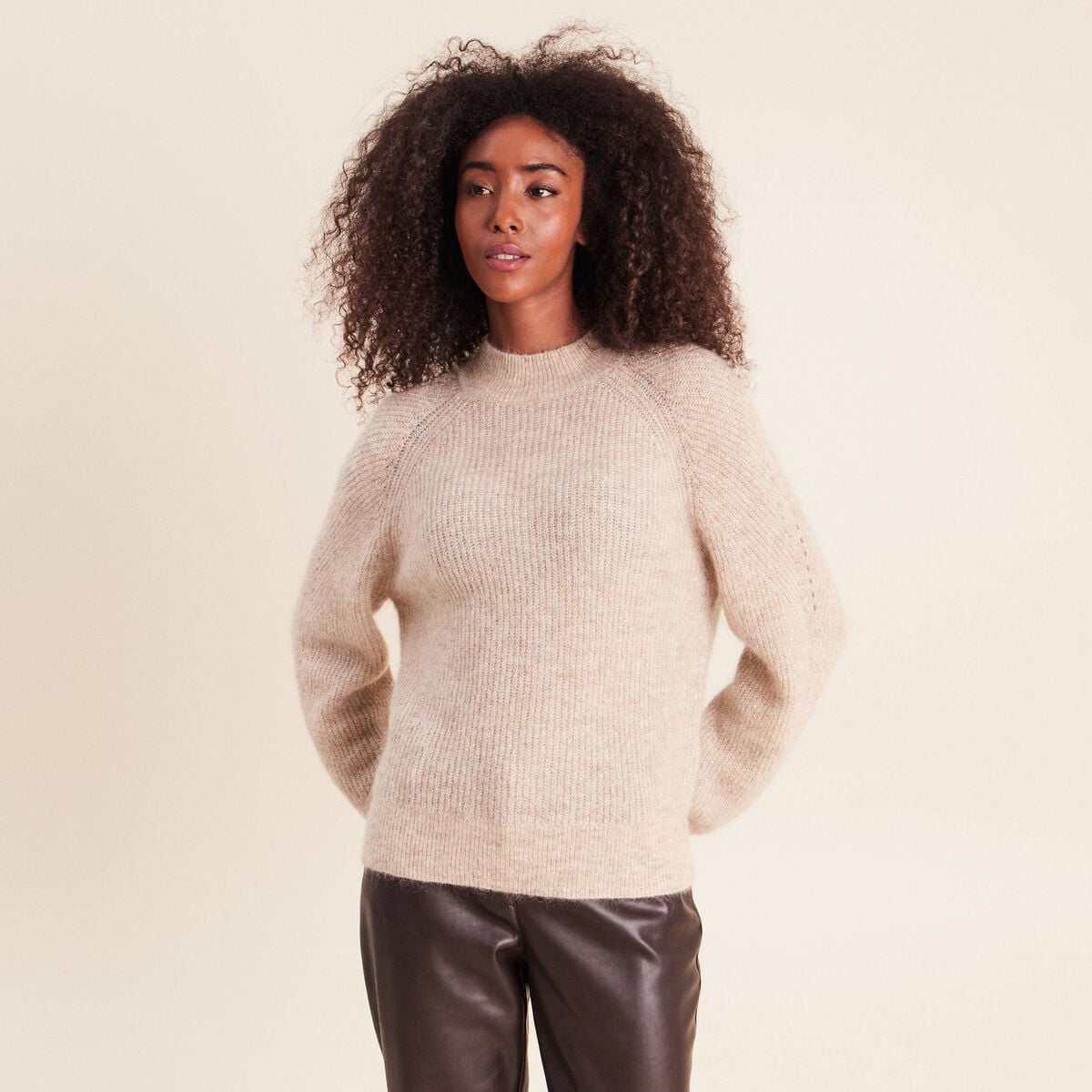 Pull droit col montant manches longues beige femme