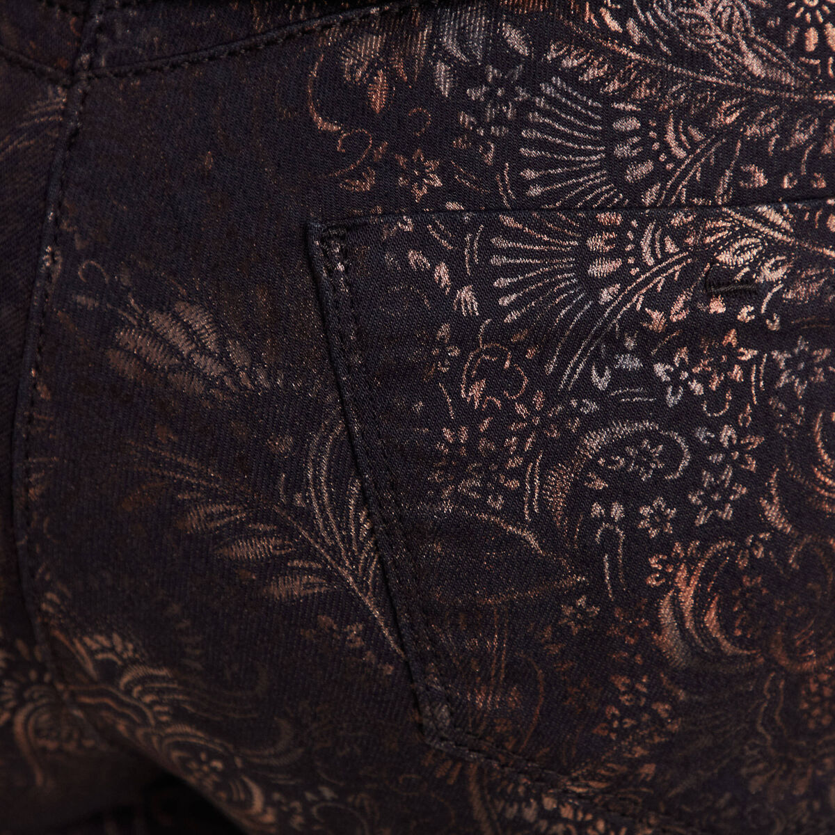 Pantalon magique L'Unique coupe ajust&eacute;e denim brut femme