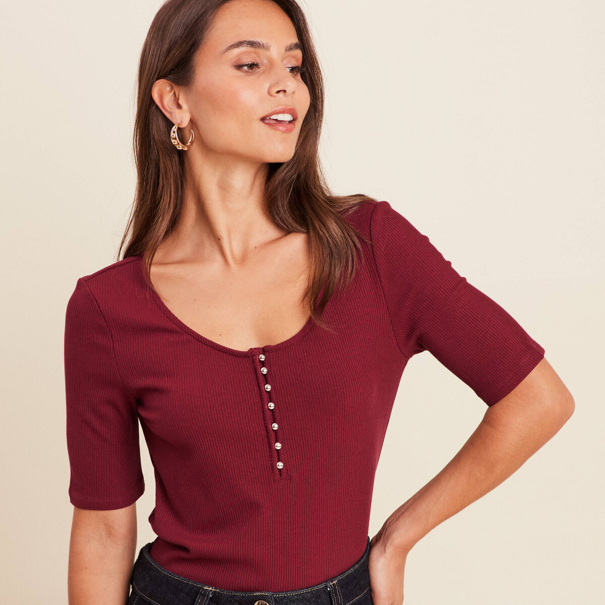 T-shirt cintr&eacute; col v manches coudes bordeaux femme