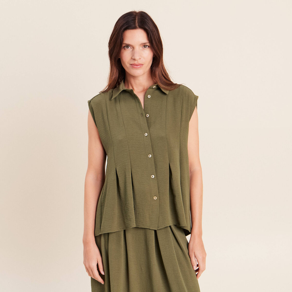 Chemise cintr&eacute;e manches courtes vert kaki femme