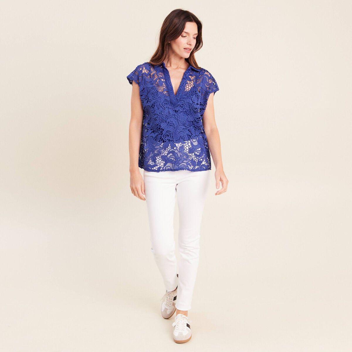 Blouse manches courtes aspect dentelle bleu fonc&eacute; femme