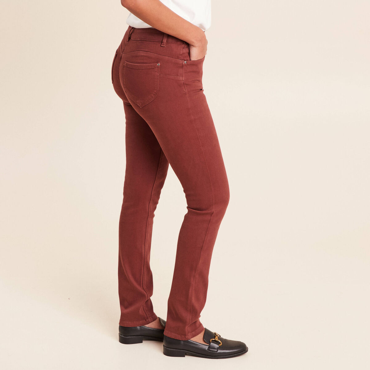 Jean coupe ajust&eacute;e taille bascul&eacute;e marron femme