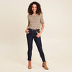 Pantalon ajust&eacute; taille bascul&eacute;e denim brut femme