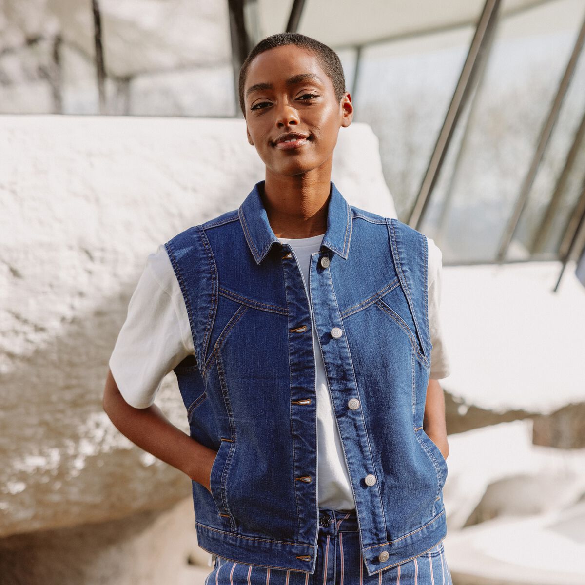 Veste droite sans manches en jean denim stone femme