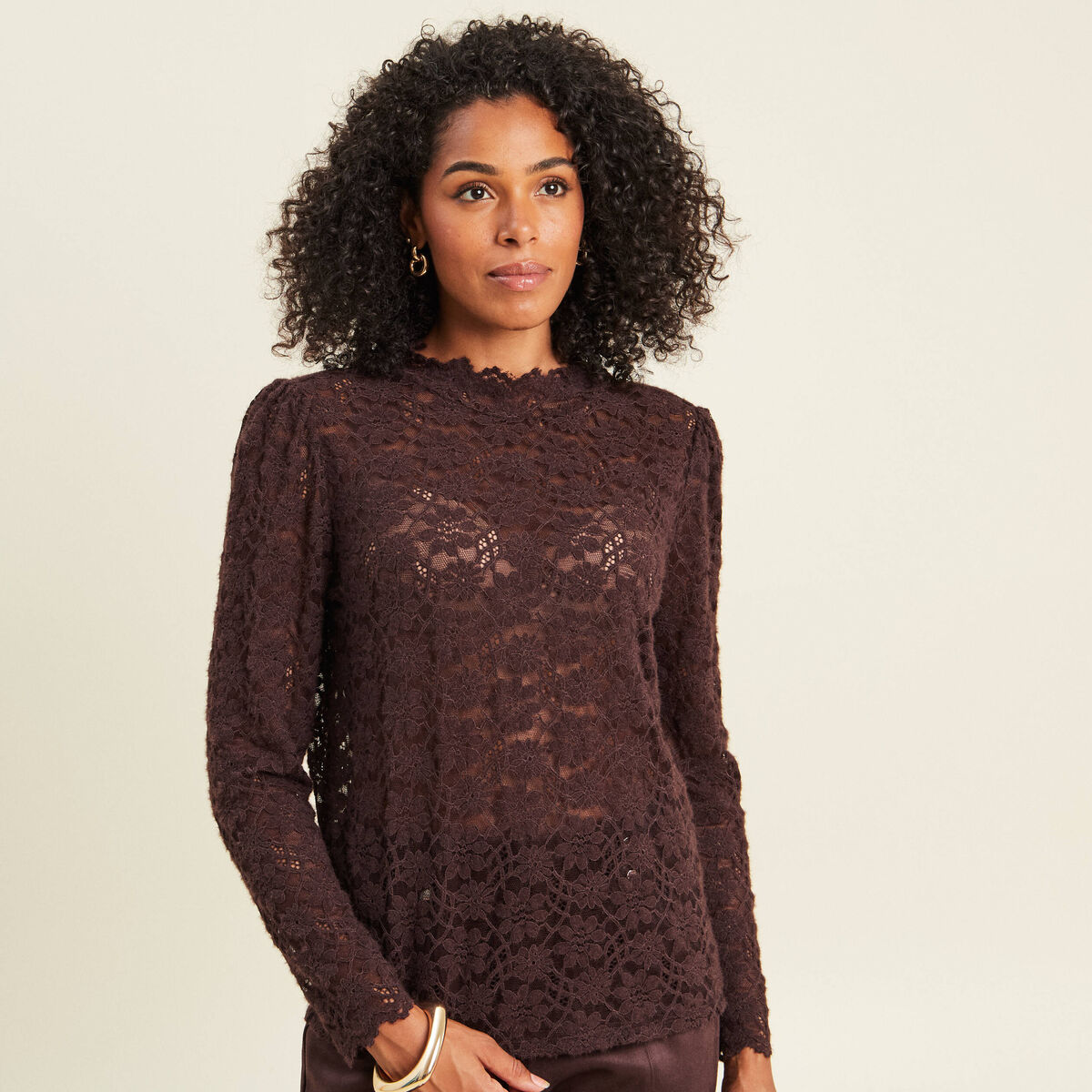 T-shirt cintr&eacute; col montant dentelle marron fonc&eacute; femme