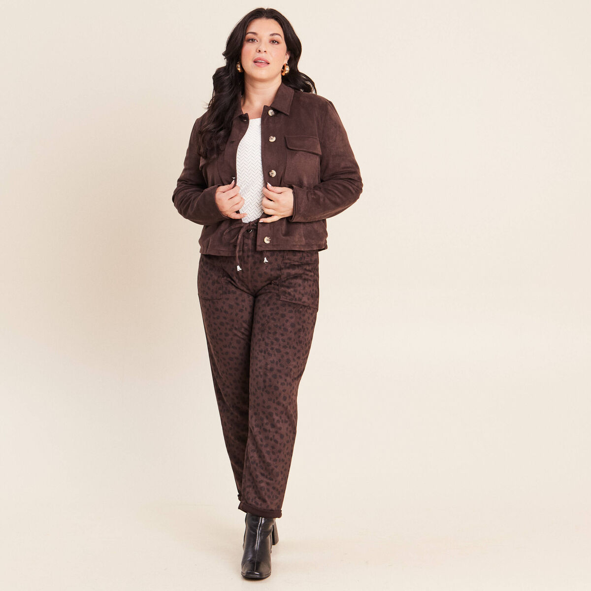 Pantalon coupe mom 7/8&egrave;me marron fonc&eacute; femme