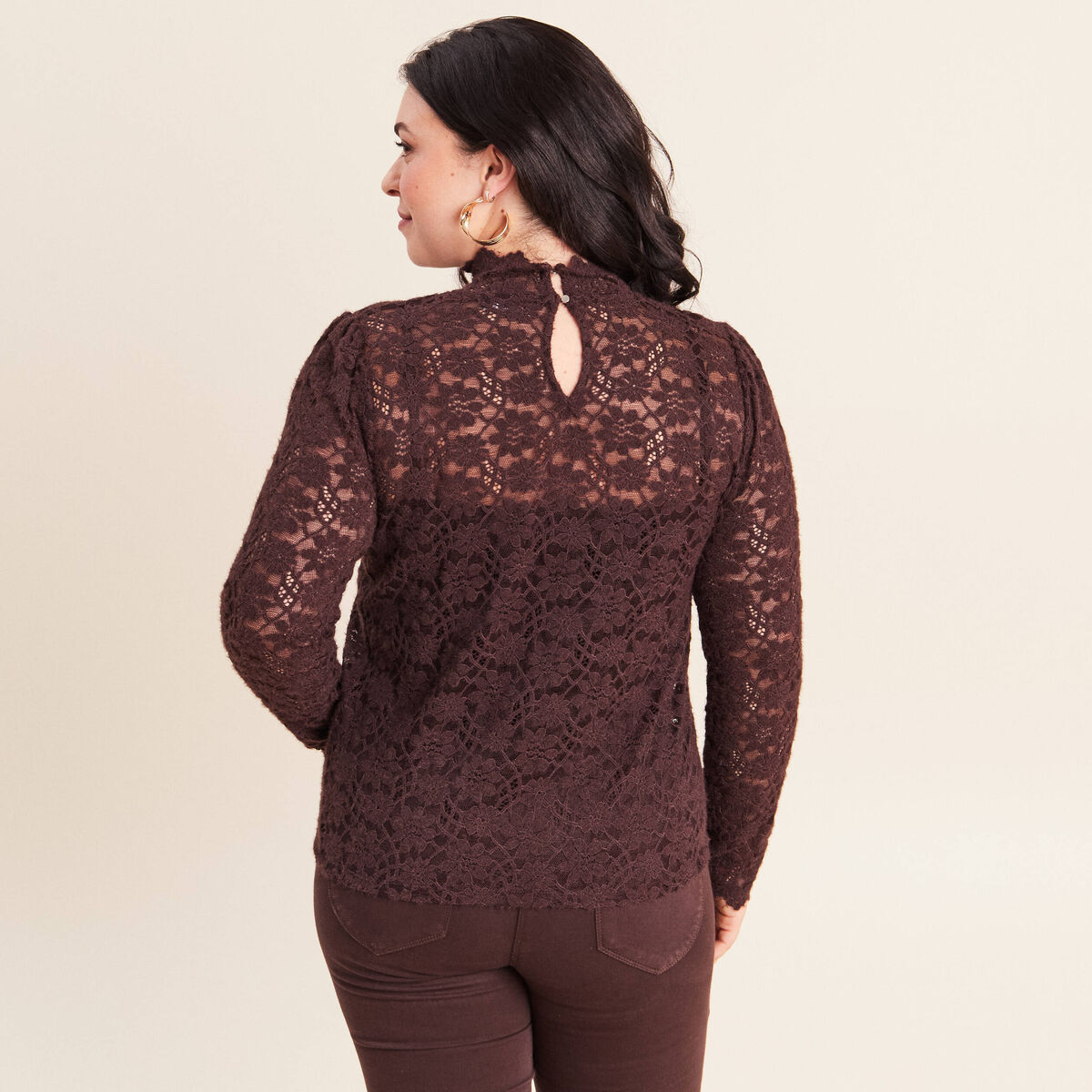 T-shirt cintr&eacute; col montant dentelle marron fonc&eacute; femme