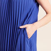 Robe courte &eacute;vas&eacute;e pliss&eacute;e col rond bleu fonc&eacute; femme