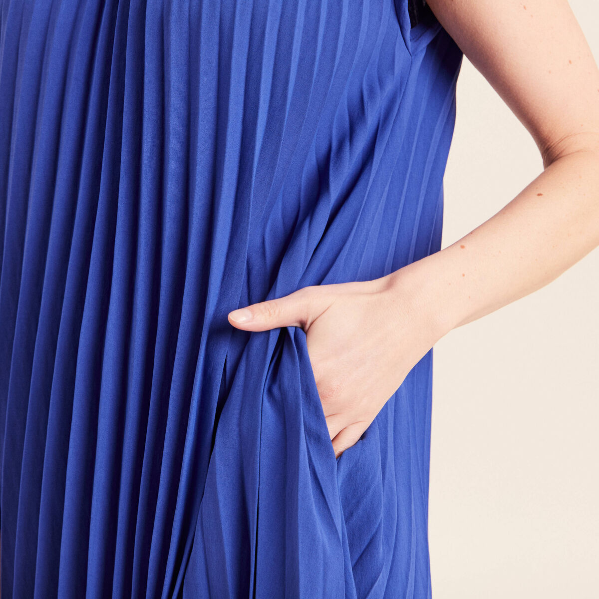 Robe courte &eacute;vas&eacute;e pliss&eacute;e col rond bleu fonc&eacute; femme