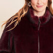 Manteau en fausse fourrure col montant bordeaux femme