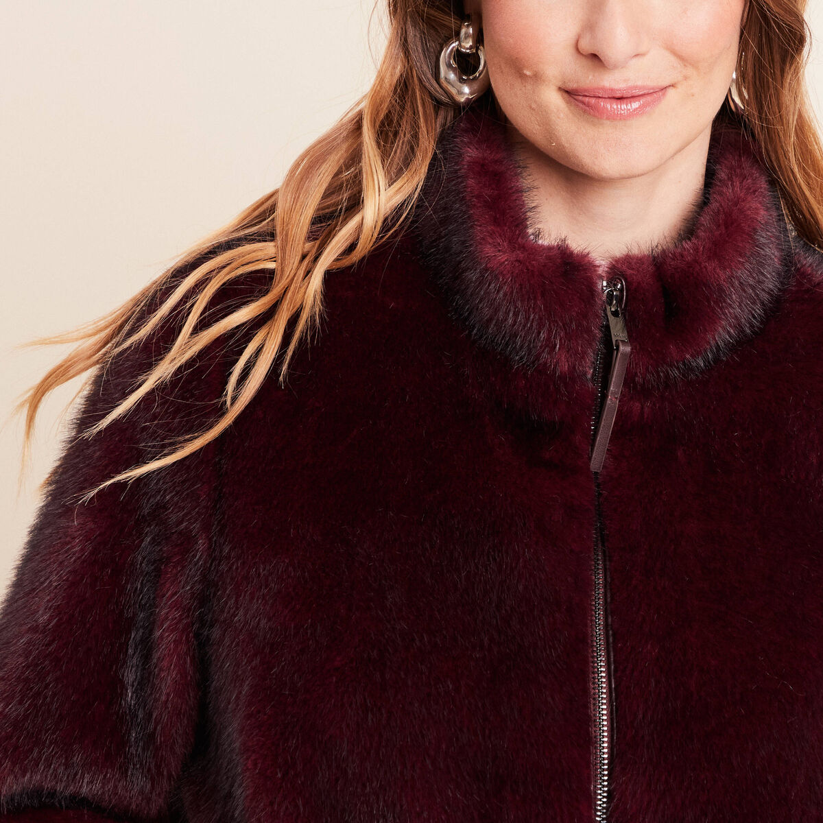 Manteau en fausse fourrure col montant bordeaux femme
