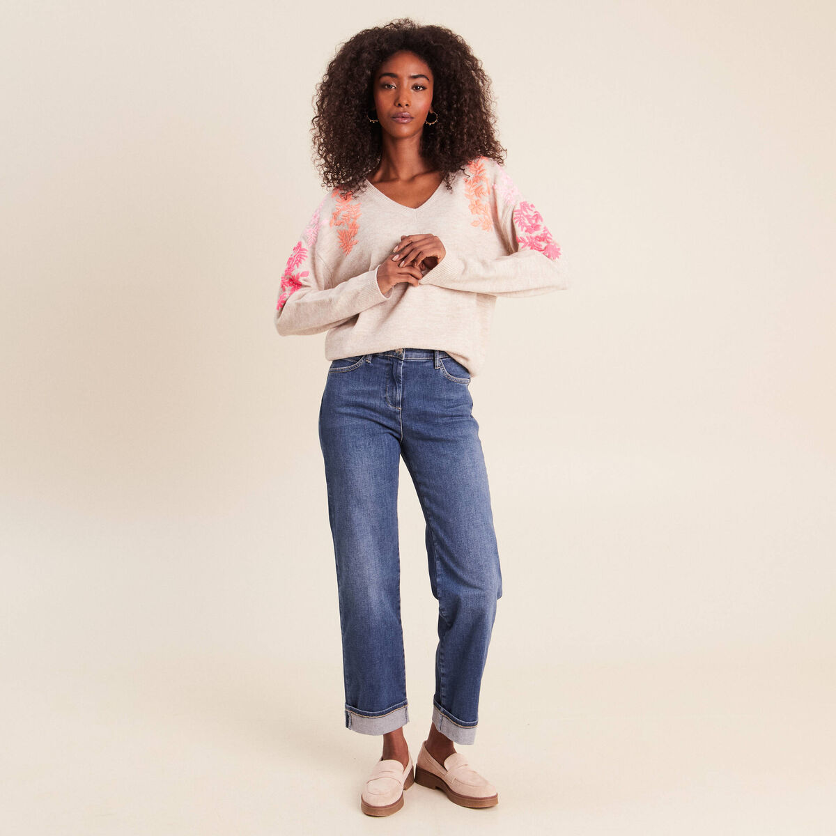 Pull col v avec broderie beige femme