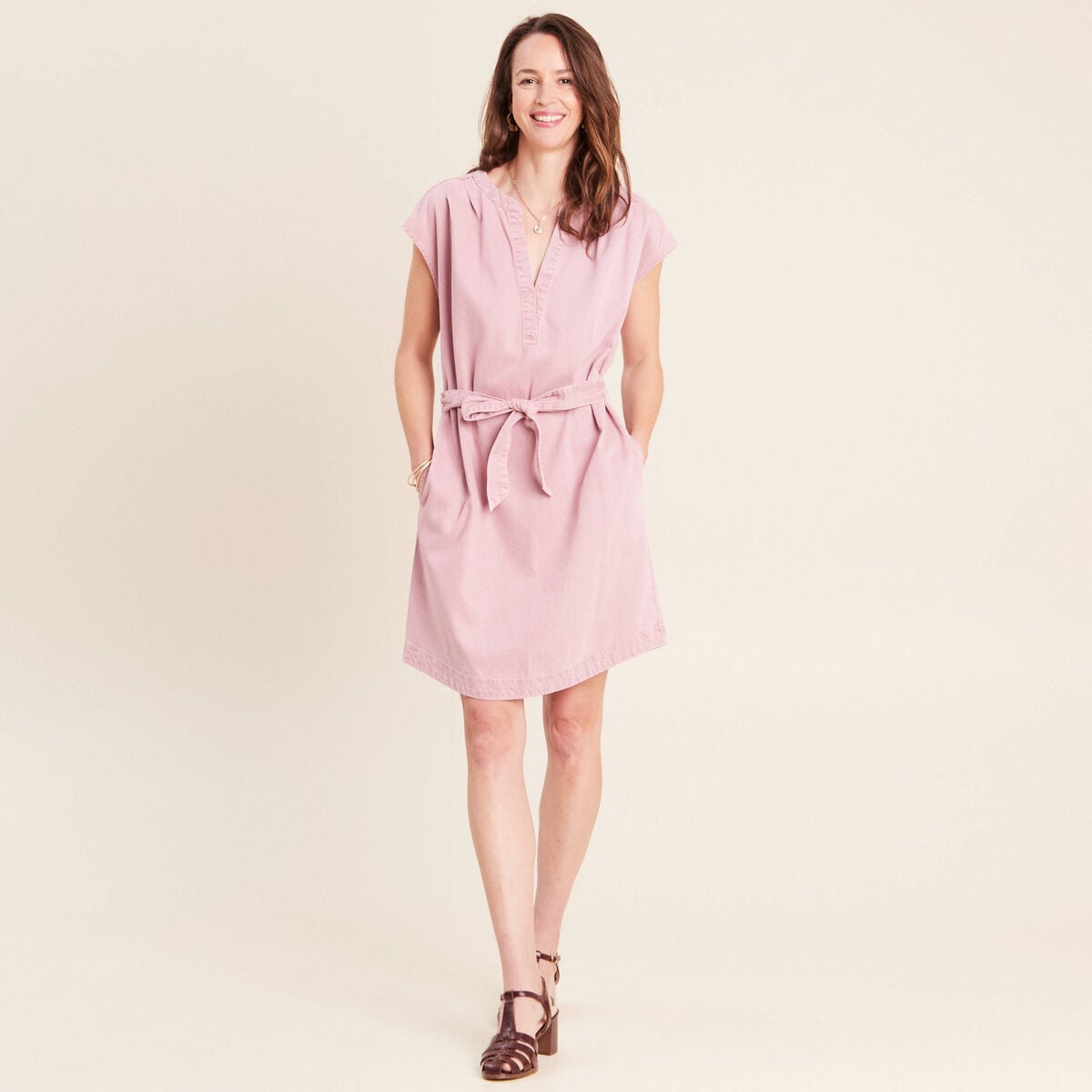 Robe courte ceintur&eacute;e col tunisien rose femme
