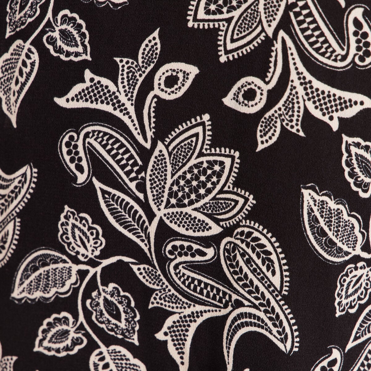 Robe courte &eacute;vas&eacute;e col tunisien noir femme