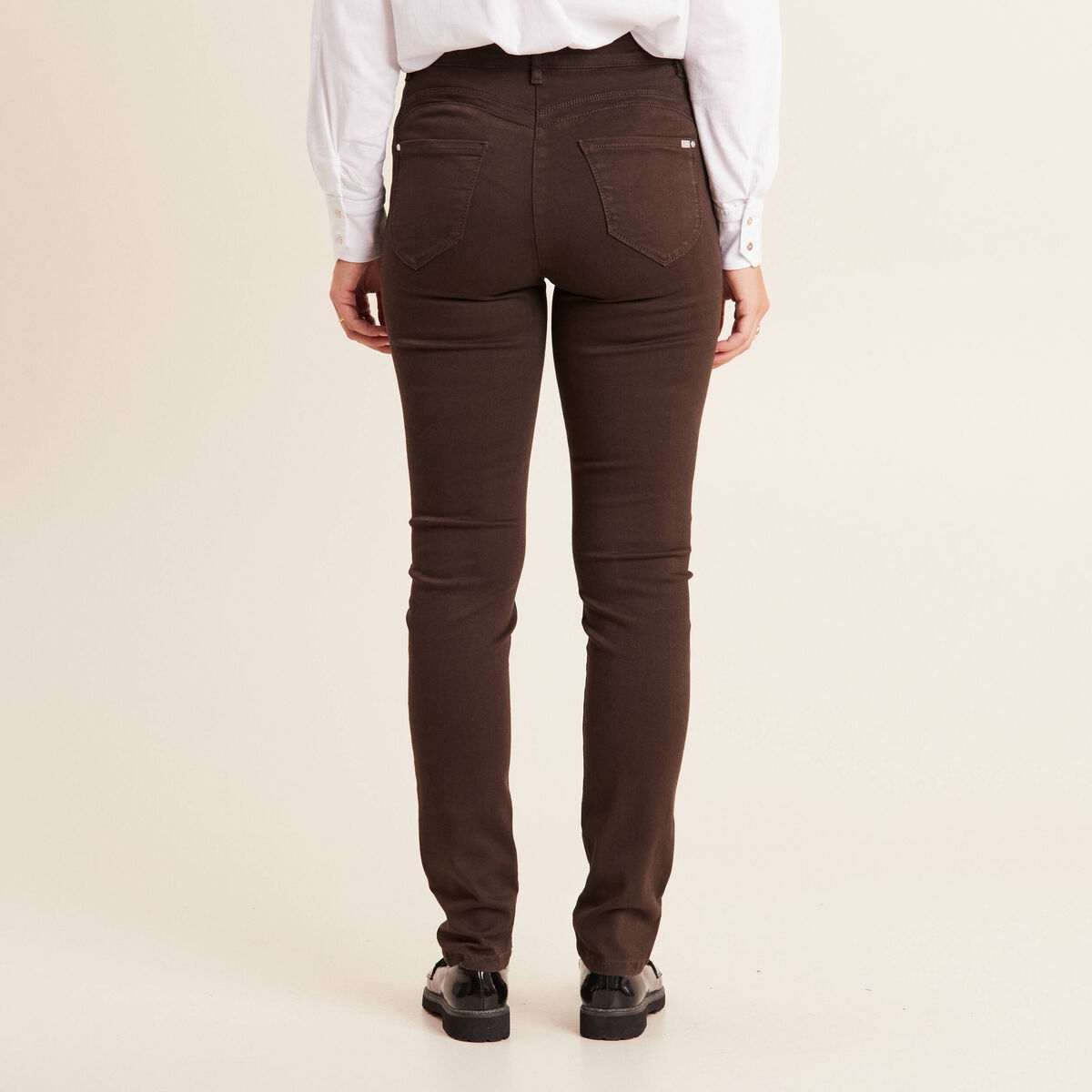 Jean magique L'Unique coupe ajust&eacute;e marron fonc&eacute; femme