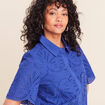 Chemise manches courtes brod&eacute;e bleu fonc&eacute; femme
