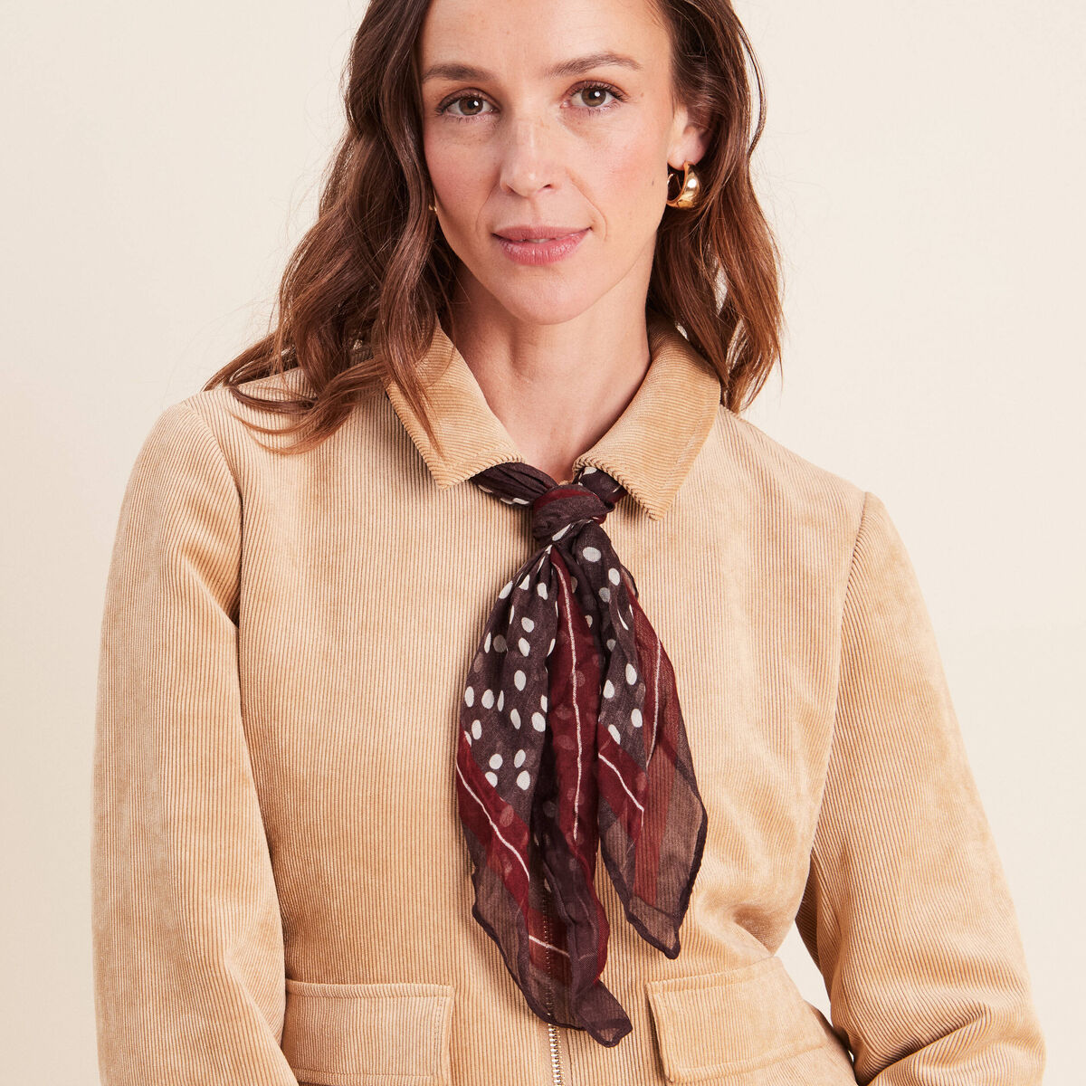 Foulard en tissu fluide marron fonc&eacute; femme