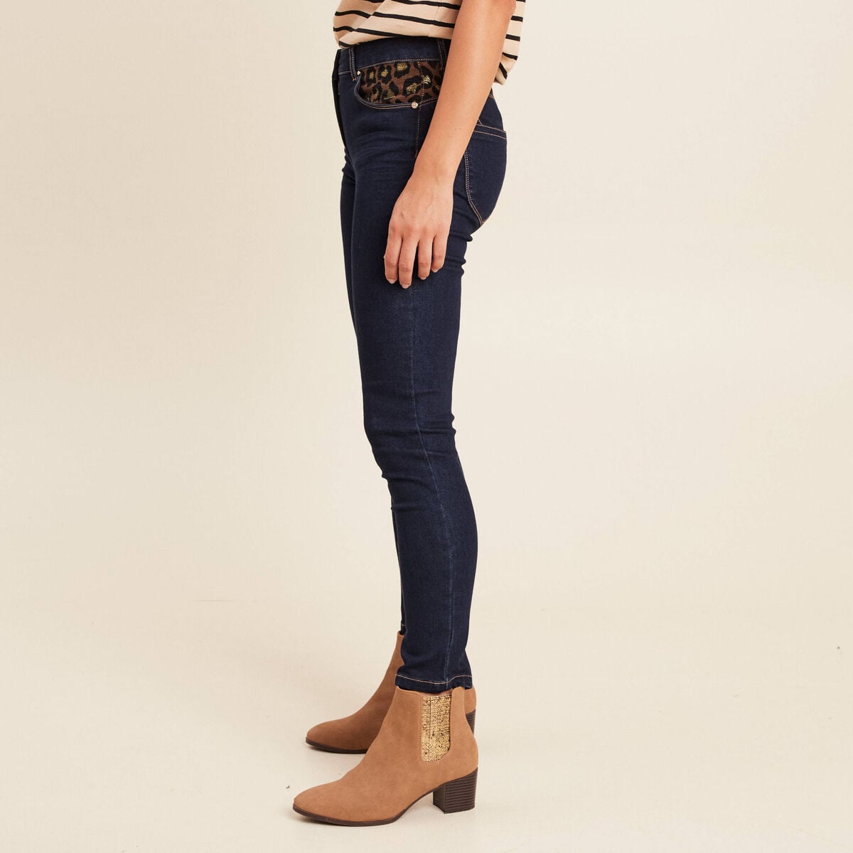 Pantalon ajust&eacute; taille bascul&eacute;e denim brut femme