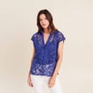 Blouse manches courtes aspect dentelle bleu fonc&eacute; femme