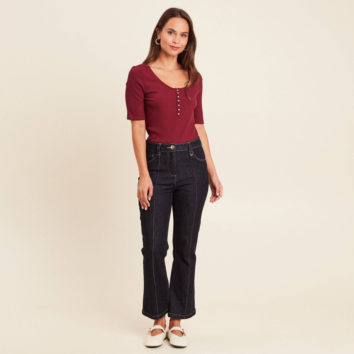 T-shirt cintr&eacute; col v manches coudes bordeaux femme