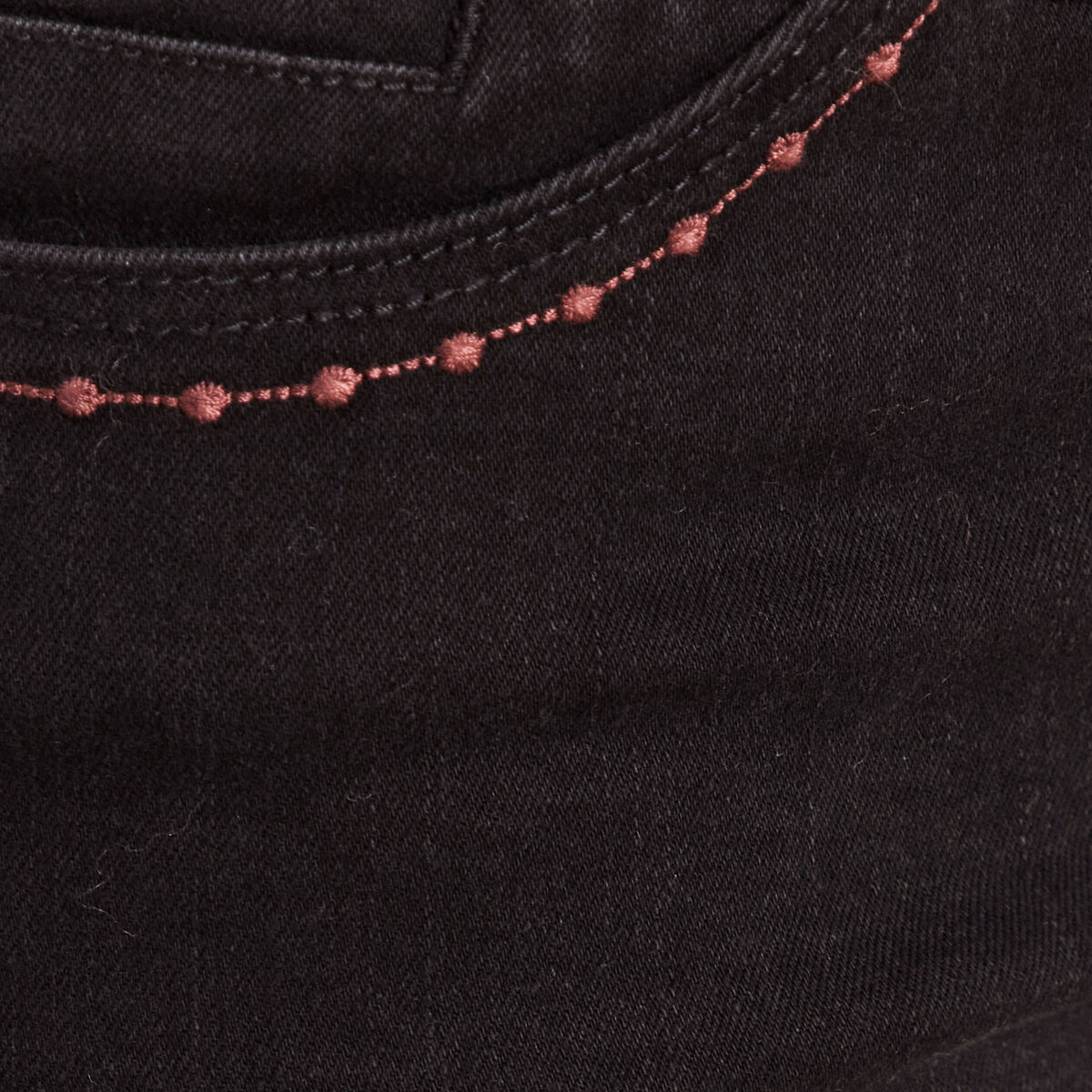 Jean coupe ajust&eacute;e avec broderie noir femme