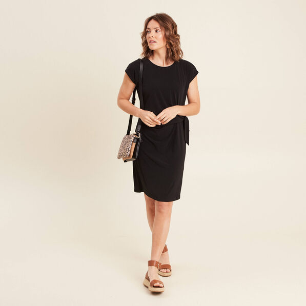 Robe cintrée courte col rond noir femme